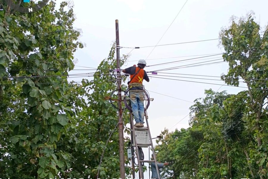 Instalasi kabel fiber optic udara