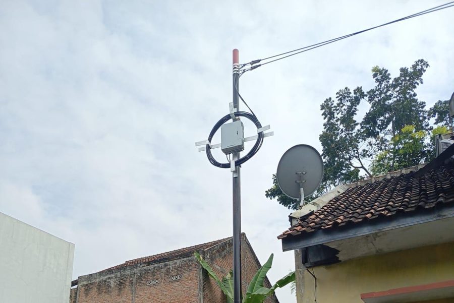 Instalasi antena telekomunikasi oleh tim MJT