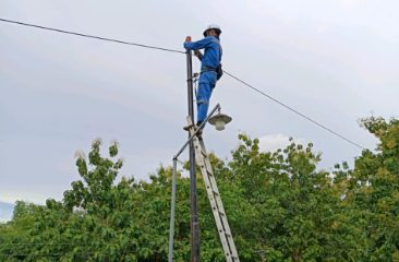 Instalasi jaringan fiber optic FTTH oleh tim MJT